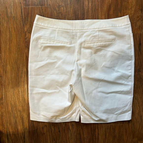 Chicos Bermuda Shorts Women’s Size 2 (W 12) Off White Zip Pockets Lightweight - Picture 5 of 10